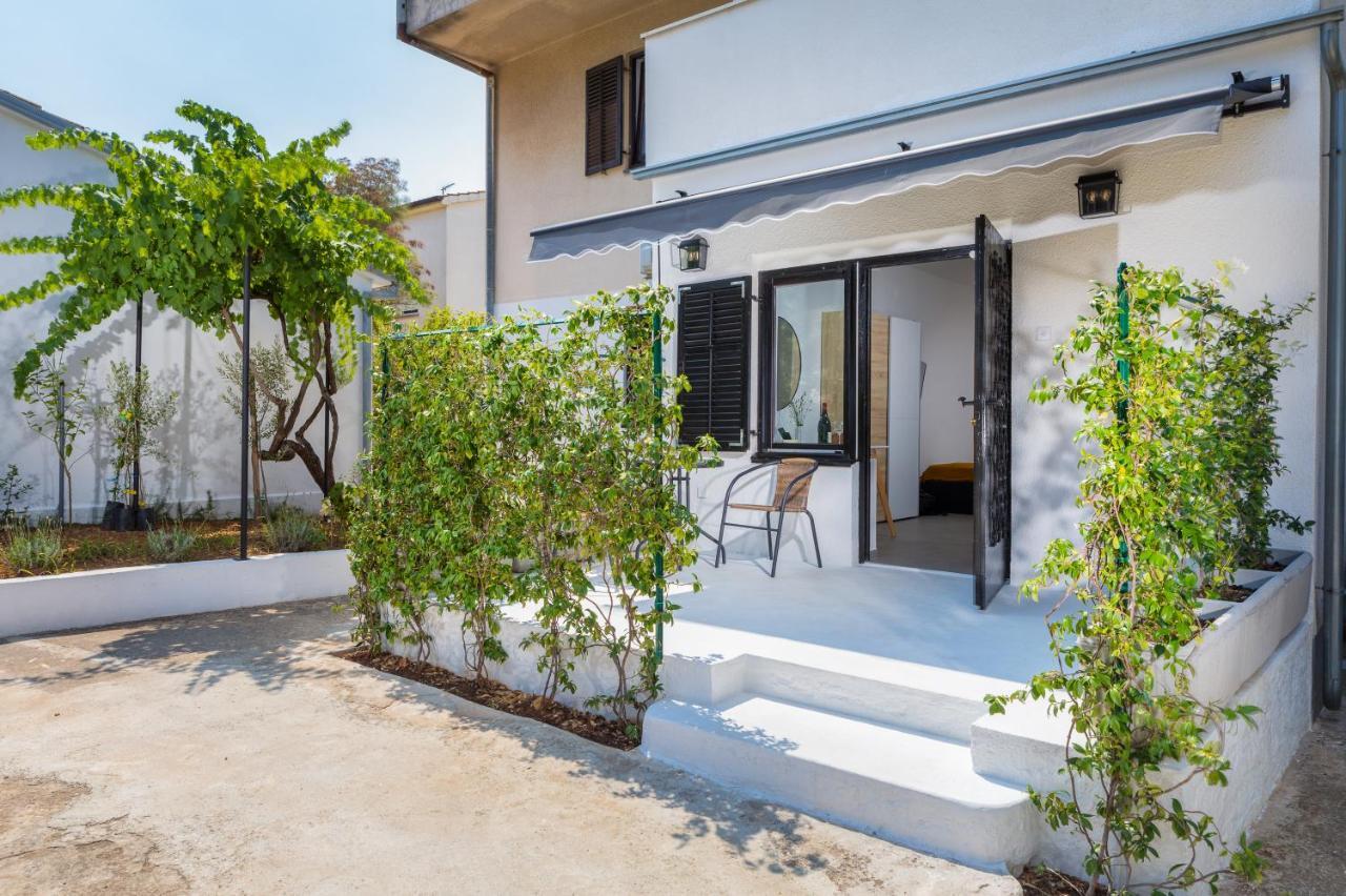 3 Minutes From The Beach: Lovely Studio Apartment Pola Esterno foto